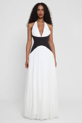 Damen Maxi Kleid mit Neckholder Ausschnitt schwarzem Taillenpanel und weißem Plisseerock – Weiß