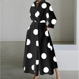Damen Maxikleid mit Front-Wickelkragen und Musterprint – Schwarze Polka
