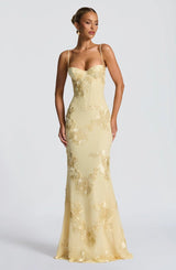 Damen Maxikleid mit Herzausschnitt und Spaghettiträgern mit Schnürung am Rücken und Blumenapplikationen – Gelb