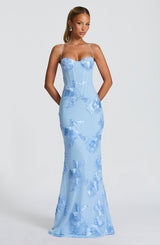 Damen Maxikleid mit Herzausschnitt und Spaghettiträgern mit Schnürung am Rücken und Blumenapplikationen – Hellblau