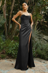 Damen Maxikleid mit Spaghettiträgern Wasserfallausschnitt und hohem Seitenschlitz – Schwarz