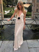 Damen Maxikleid mit tiefem V-Ausschnitt Spaghettiträgern und Blütenapplikation – Weiß