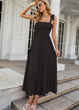 Damen Maxikleid ohne Ärmel mit gesmoktem Oberteil und gestuftem Rock – Schwarz