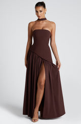 Damen Maxikleid trägerlos mit asymmetrischem Oberteil Beinschlitz und Schal am Hals – Braun
