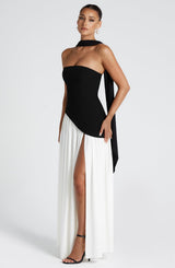 Damen Maxikleid trägerlos mit asymmetrischem Oberteil Beinschlitz und Schal am Hals – Schwarzweiß
