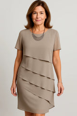 Damen Midikleid mit kurzen Ärmeln, Rundhalsausschnitt und asymmetrischen Lagen – Beige