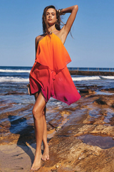 Damen Minikleid mit Neckholder Träger und Metallring und gestuften asymmetrischen Lagen – Orange