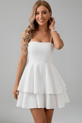 Damen Minikleid mit Spaghettiträgern und Doppelstufigem Rock – Weiß