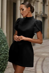 Damen Minikleid mit Stehkragen kurzen Puffärmeln und sichtbarer Teilungsnaht – Schwarz