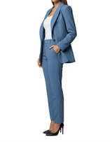Damen-Outfit mit strukturierter Jacke und schmal geschnittener Hose – Blau