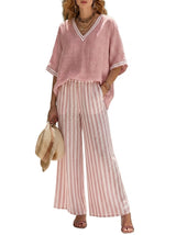 Damen-Set aus Oberteil mit V-Ausschnitt und gestreifter Hose mit weitem Bein – Rosa
