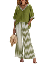 Damen-Set aus Oberteil mit V-Ausschnitt und gestreifter Hose mit weitem Bein – Olive