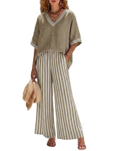 Damen-Set aus Oberteil mit V-Ausschnitt und gestreifter Hose mit weitem Bein – Khaki