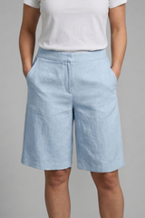 Damen-Shorts mit hoher Taille, knielang mit schrägen Taschen – Hellblau