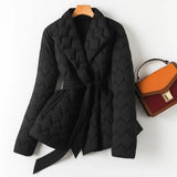 Damen Steppjacke mit Schalkragen und Bindegürtel – Perlschwarz