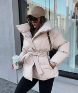 Damen Steppjacke mit übergroßem Stehkragen und Bindegürtel – Beige