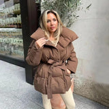 Damen Steppjacke mit übergroßem Stehkragen und Bindegürtel – Braun