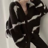 Damen-strickjacke mit v-ausschnitt knopfverschluss und streifen – Schwarz