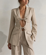 Damen Top mit Reverskragen und Schnurverschlüssen mit Schleifen und Pattentaschen – Aprikose