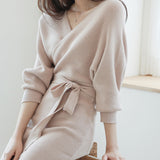 Damen Wickelstrickkleid mit V-Ausschnitt und Bindegürtel – Beige