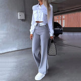 Damen Zweiteiliges Set mit Crop-Bluse Hemdkragen Brusttaschen und Schlaghose mit hohem Bund – Grau
