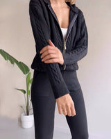 Damen Zweiteiliges Strickset mit Kapuzenjacke Reißverschluss Zopfmuster und Hose mit Bündchen – Schwarz
