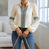 Damenbluse mit V-Ausschnitt und Spitzenakzenten – Beige