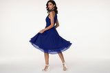 Damenkleid mit Halterneck und Ausgestelltem Rock mit Lagen-Saum – Blau