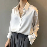 Edwina – Elegante Satinbluse – Weiß