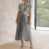 Karolyn - Damenkleid mit V-Ausschnitt und Falten – Olive