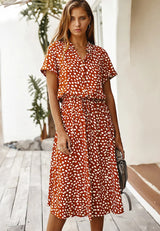Georgia | Sanft gepunktetes Midi-Kleid mit Knopfdetails – Orange