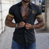 KINGZ - Enganliegendes Kurzarm-Shirt aus elastischem Stoff – Schwarz
