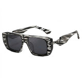 Eckige Damen-Sonnenbrille mit Muster und Nieten – Zebra