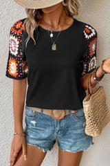 Nerelith – Stilvolles Patchwork-T-Shirt mit Häkelärmeln – Schwarz
