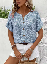 Amira | Luftige Bluse mit Blumenmuster & Holzknopf-Details – Hellblau