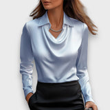 Melvine – Satiniert glänzende Bluse mit Drapierung – Hellblau