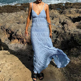 Edelmira | Sexy Trägerkleid mit tiefem V-Ausschnitt und strukturiertem Stoff – Blau