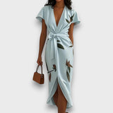Amira – Elegantes Wickelkleid – Hellblau
