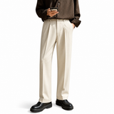 Herren Hose mit geradem Bein und Frontfalten sowie Knopfverschluss – Beige