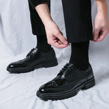Herren Schnürschuhe mit Wingtip-Details und Perforierter Oberfläche – Schwarz