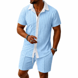 Herren Set mit Kurzarmhemd mit Kragen und Knopfleiste sowie Shorts mit elastischem Bund und Kordelzug – Hellblau