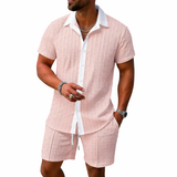 Herren Set mit Kurzarmhemd mit Kragen und Knopfleiste sowie Shorts mit elastischem Bund und Kordelzug – Rosa