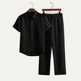 Herren Set mit Kurzarmhemd mit Stehkragen und Knopfleiste sowie Hose mit elastischem Bund – Schwarz