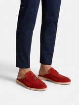 Herren-Slipper mit offener Ferse, Velours-Oberfläche und Metallverzierung – Rot