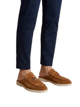 Herren-Slipper mit offener Ferse, Velours-Oberfläche und Metallverzierung – Braun