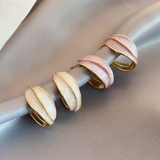 Elegante Blütenblätter-Ohrringe – Weiß