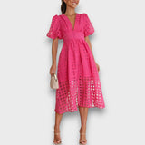 Lianora – Feminines Midikleid mit Strukturmuster – Rosa