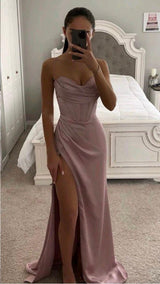 Tiffany – Elegantes Satinkleid mit verführerischem Schlitz – Hellrosa