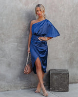 Wilhelmina | Elegantes One-Shoulder Satin-Kleid mit Drapierung – Blau