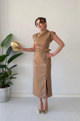 Claudine - Elegantes Kleid Mit Gürtel – Hellbraun